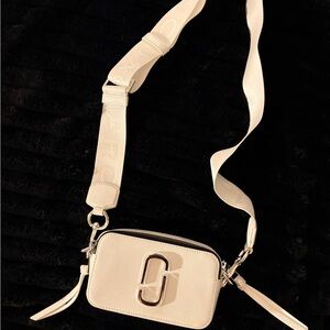 100% authentic white marc jacob’s snapshot purse